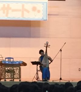 中国琵琶演奏中の島小学校